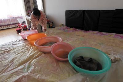 彭水楼上漏水，住户失联，小区没物管，业主维权难！律师来支招……